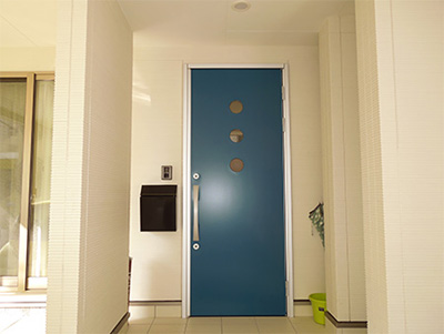 こだわりの青い玄関ドア