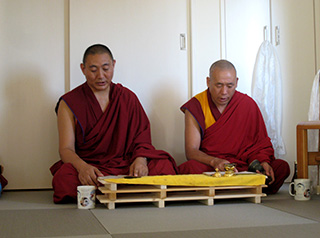 友達のチベットの僧侶にによる新宅祭
